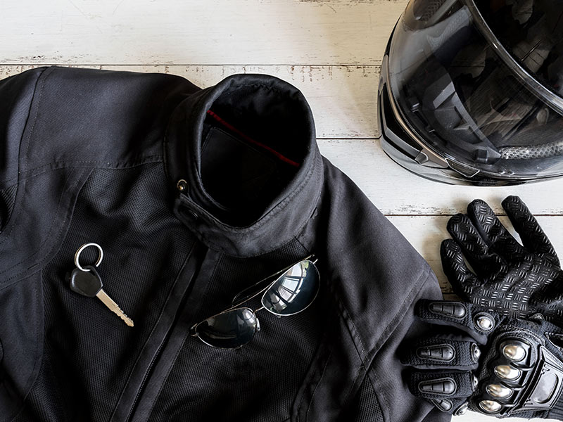 Equípate de forma adecuada para ir en moto
